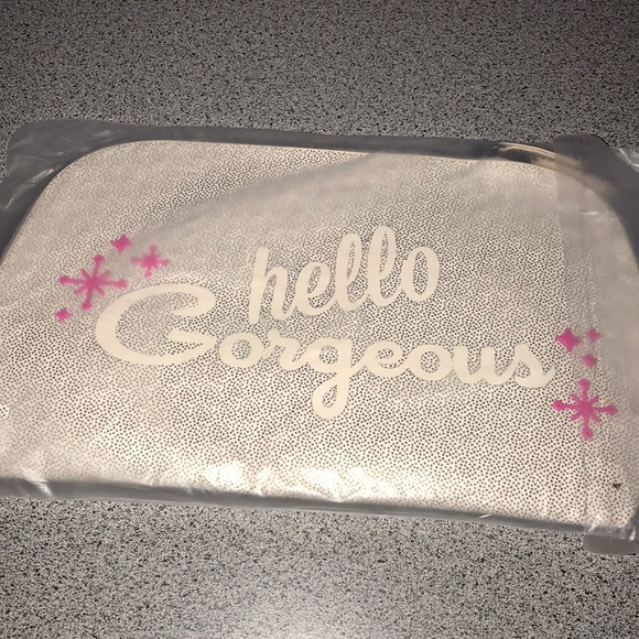 Nwt Cosmetic case by Benefit - Picture 2 of 5